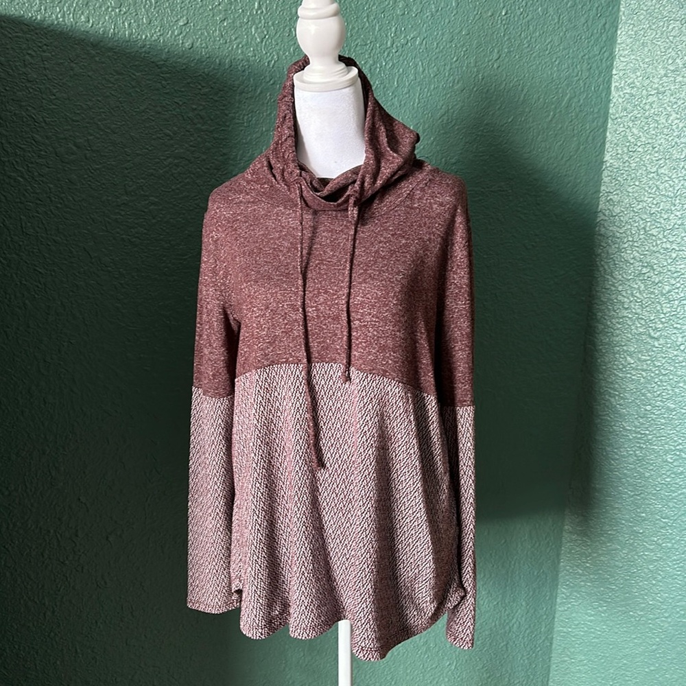 Pink Clover top
Stretchy lightweight 
Size L